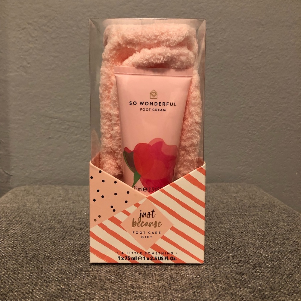 Foot cream and sock gift set